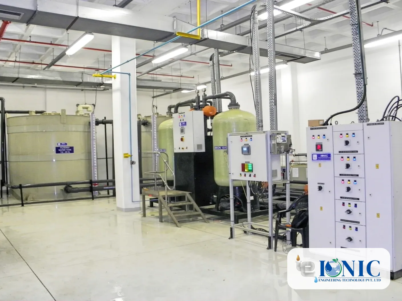Quick cycle automatic demineralisation plant with vessels, a storage tank and control panels